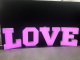 wielki napis z napisem LOVE